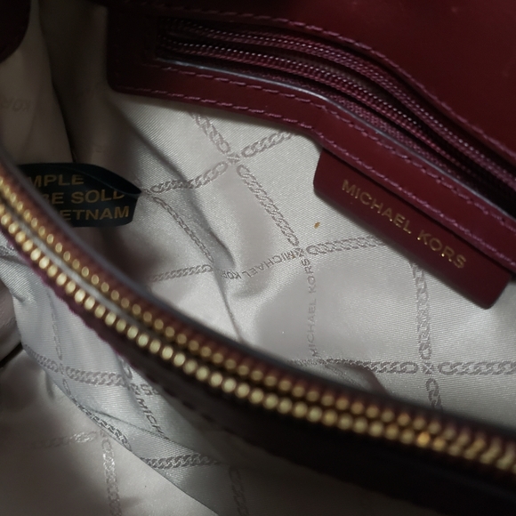 Michael Kors Kinsley Medium Shoulder Bag - Picture 8 of 8